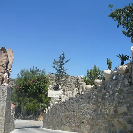 Greenfields Country Club מלון דירות לימסול